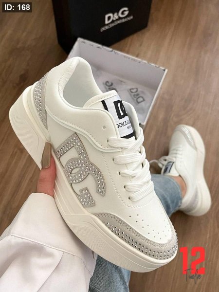 أبيض ورمادي